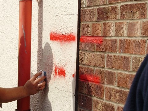 Farba przeciw plakatom i graffiti