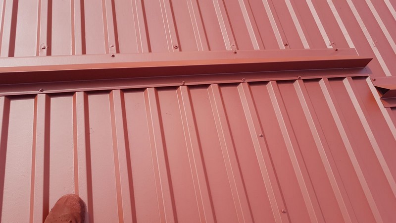 Farba do dachu z blachy Metal Unicoat w kolorze RAL 3009