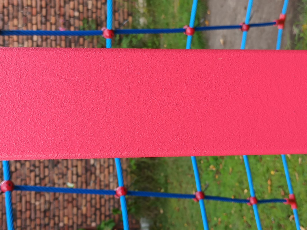 Powłoka Elastometal w kolorze RAL 3018 na metalowym elemencie