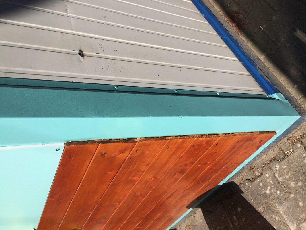 Farba do lamperii RD-Aquatop PU w kolorze RAL 6027 na budce z lodami