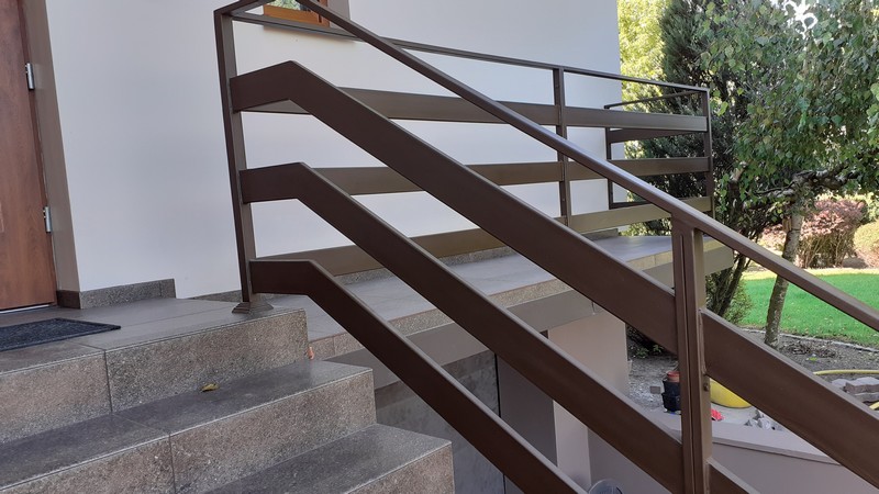 Farba do blachy powlekanej Metal Unicoat na barierce