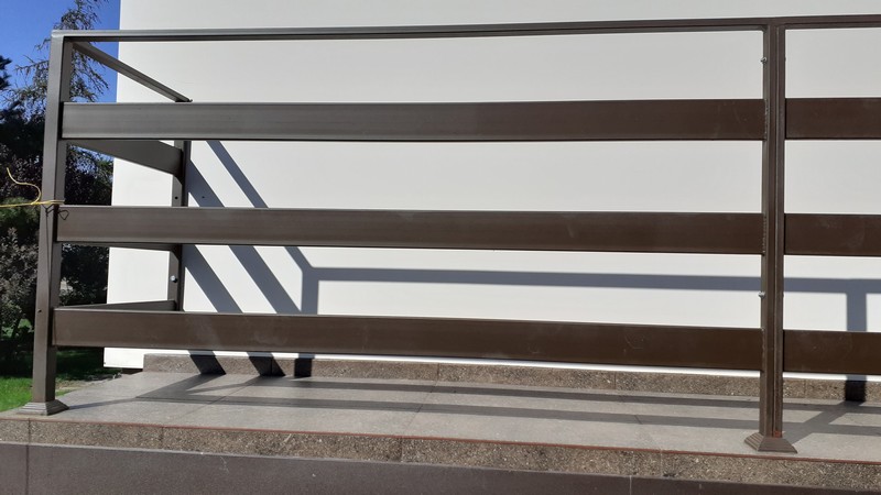 Farba do blachy powlekanej Metal Unicoat na barierce