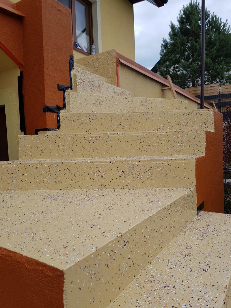 System do betonu na zewnątrz Dampshield + P101 RAL 1001 na schodach