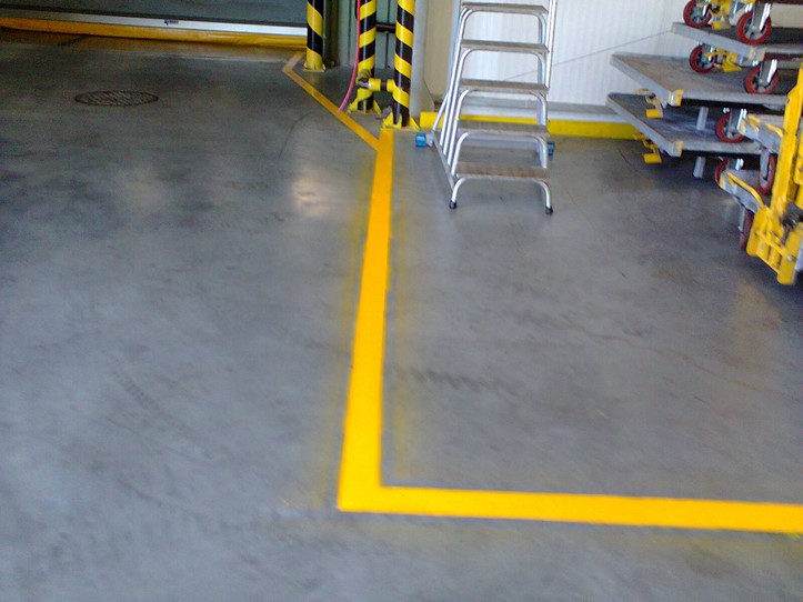 Emalia epoksydowa ProFloor Plus RAL 1023 na posadzce