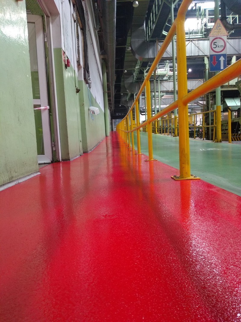 Emalia epoksydowa ProFloor Plus RAL 3020 na posadzce