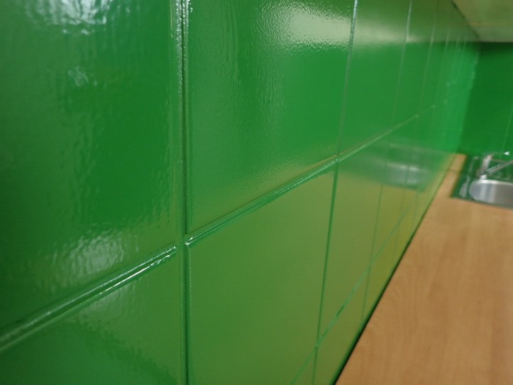 Farba do płytek ceramicznych Hydropox RAL 6017 na płytkach