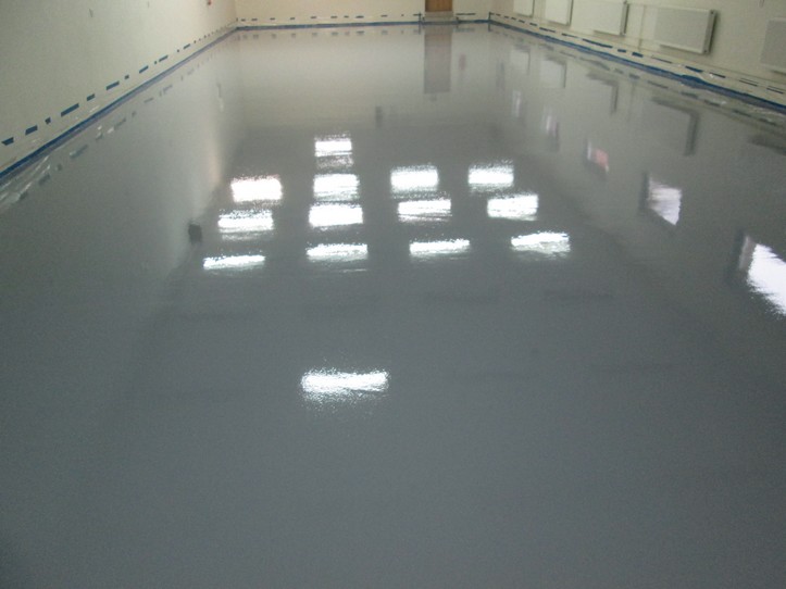 Emalia epoksydowa ProFloor Plus RAL 7001 na posadzce
