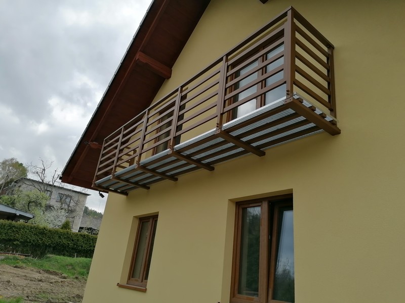 Farba do drewna Elastoflex oraz farba na ocynk Multiprim na domu