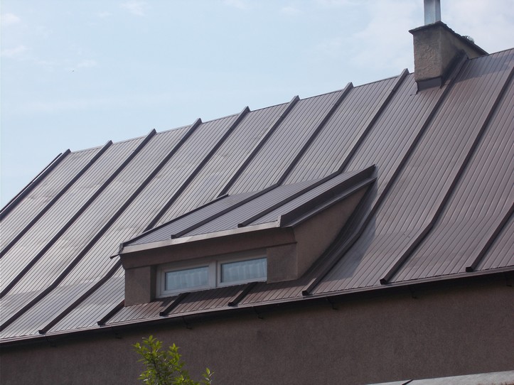 Farba antykorozyjna Metal Unicoat RAL 8017 na dachu