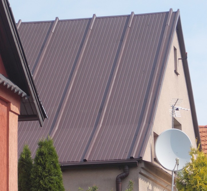 Farba antykorozyjna Metal Unicoat RAL 8017 na dachu