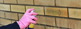 Spray do zmywania graffiti