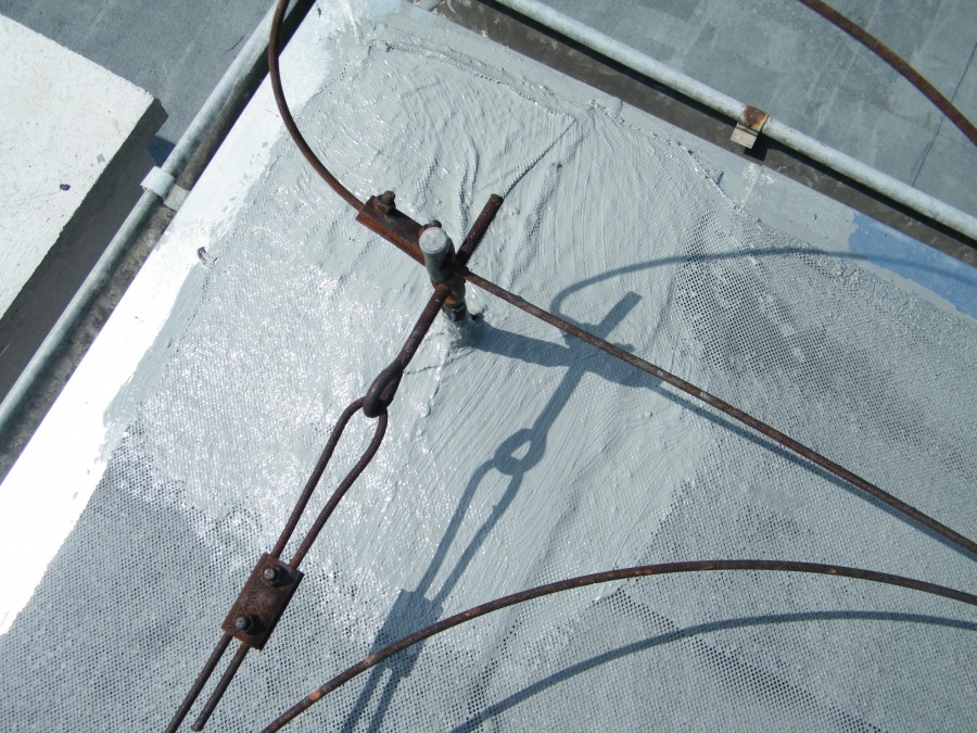 Uszczelnienie dachu z papy na styku różnych materiałów