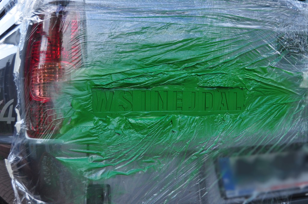 Malowanie napisu na samochodzie Malowanie napisu na samochodzie