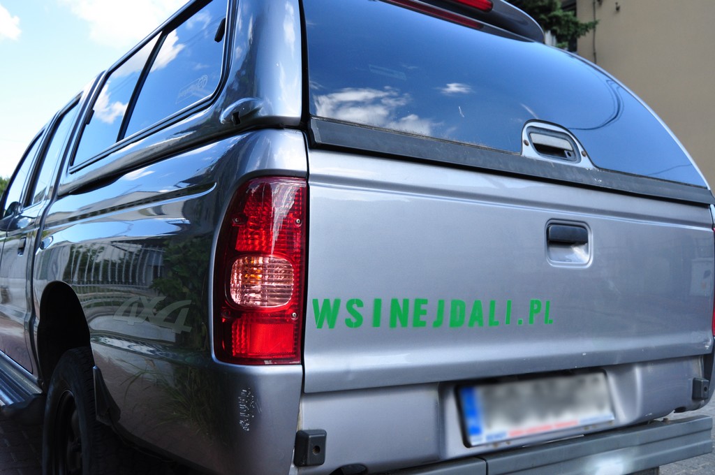 Pomalowany napis na samochodzie Malowanie napisu na samochodzie za pomocą sprayu