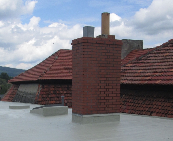 Naprawa przecieków dachu przy kominie Uszczelnienie dachu przy kominie