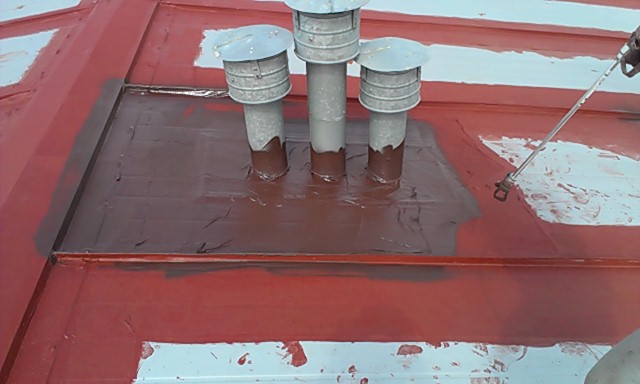 Uszczelnienie kominów na dachu Aplikacja farby uszczelniającej
