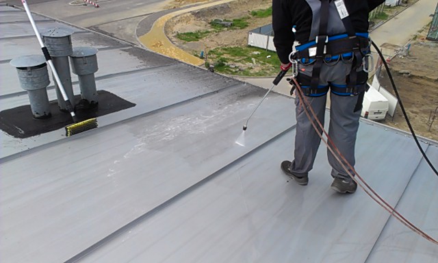 Jak uszczelnić dach przy kominie? Przygotowanie podłoża do malowania