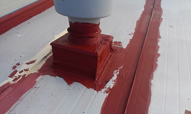 Naprawa nieszczelności przy kominie Jak uszczelnić komin na dachu metaloym