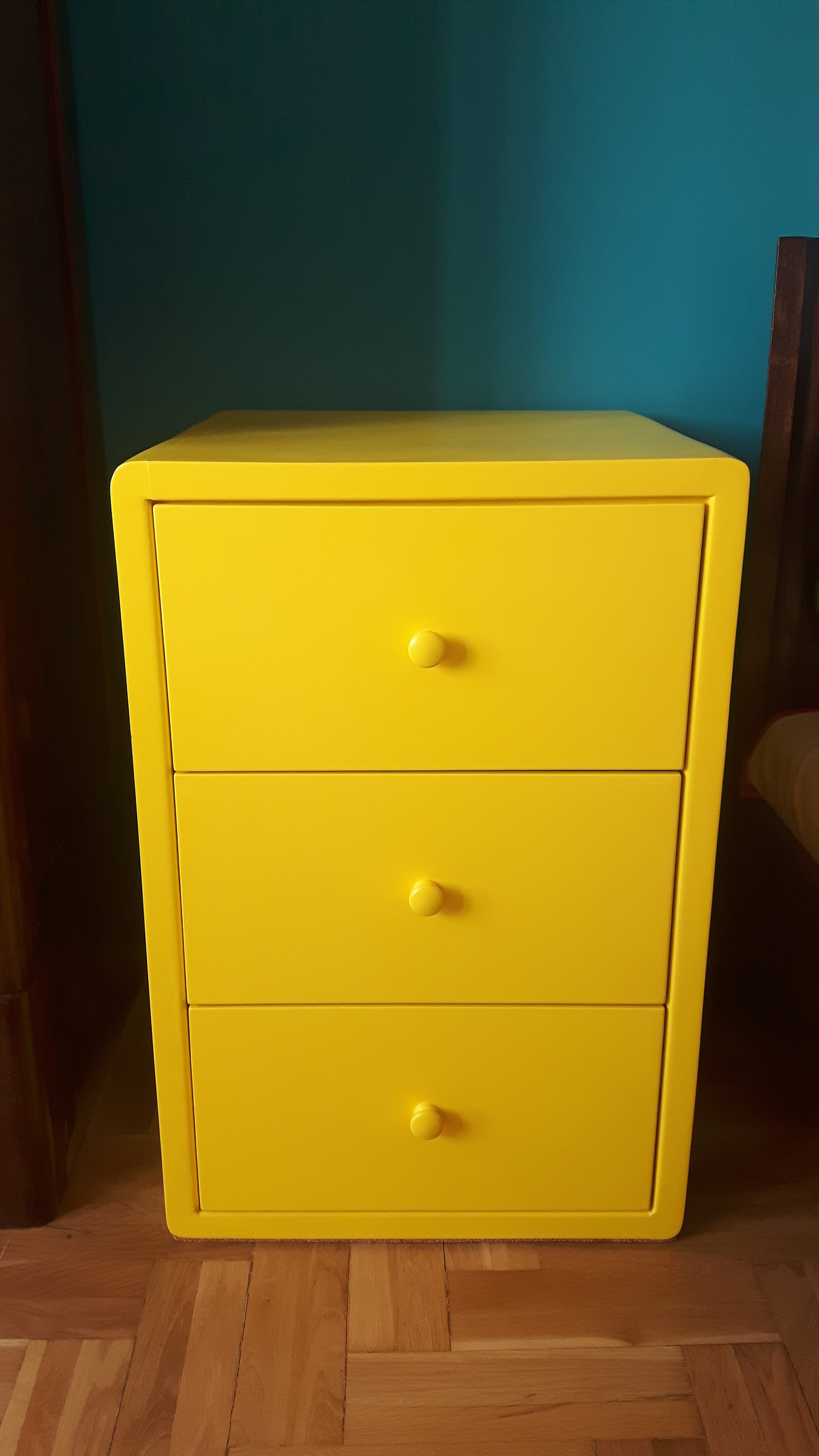 Pomalowana szafka farbą RD-Aquatop-PU Odnowiona szafka