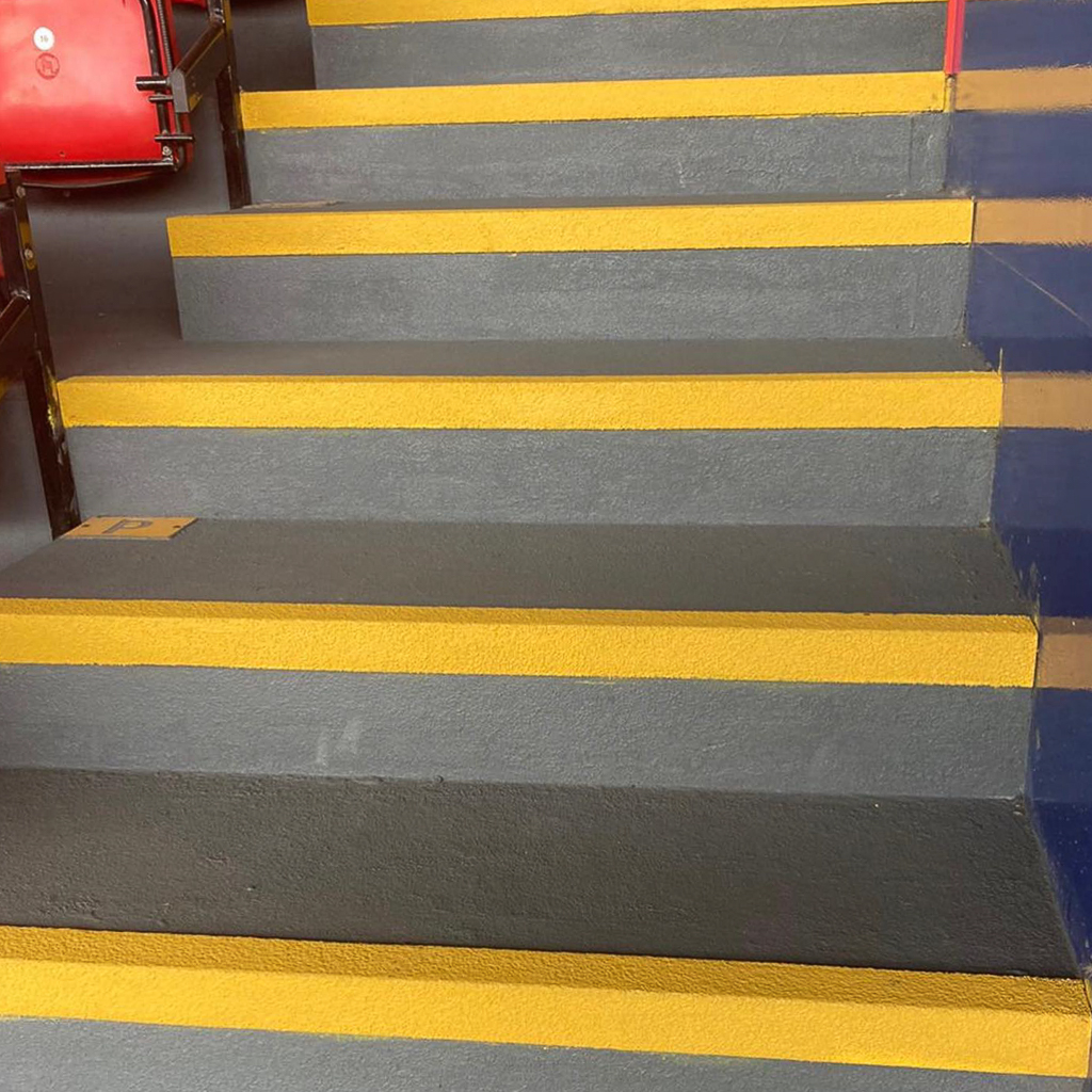 Schody pomalowane farbą suregrip