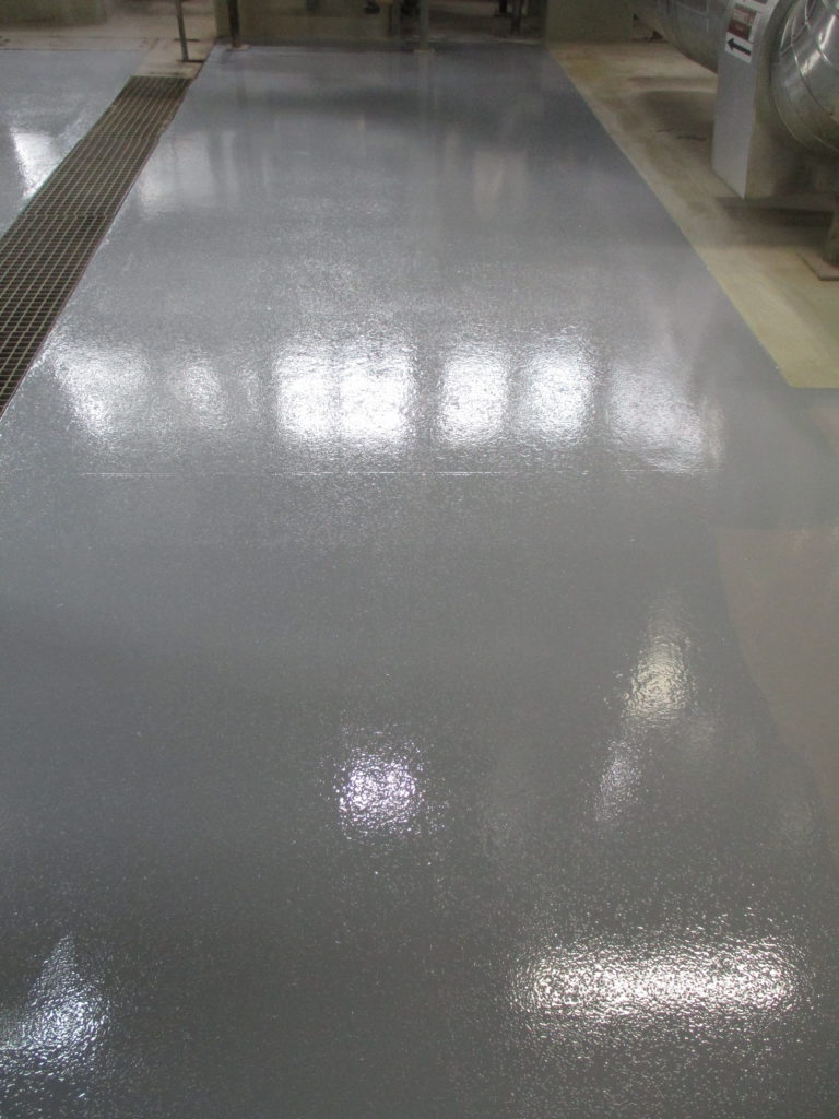 Wysokowytrzymała nawierzchnia antypoślizgowa w magazynie 