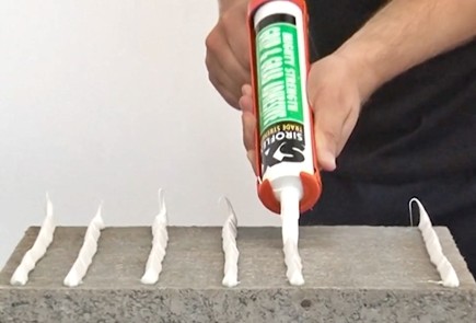Jak przykleić element do ściany? Aplikacja kleju montażowego