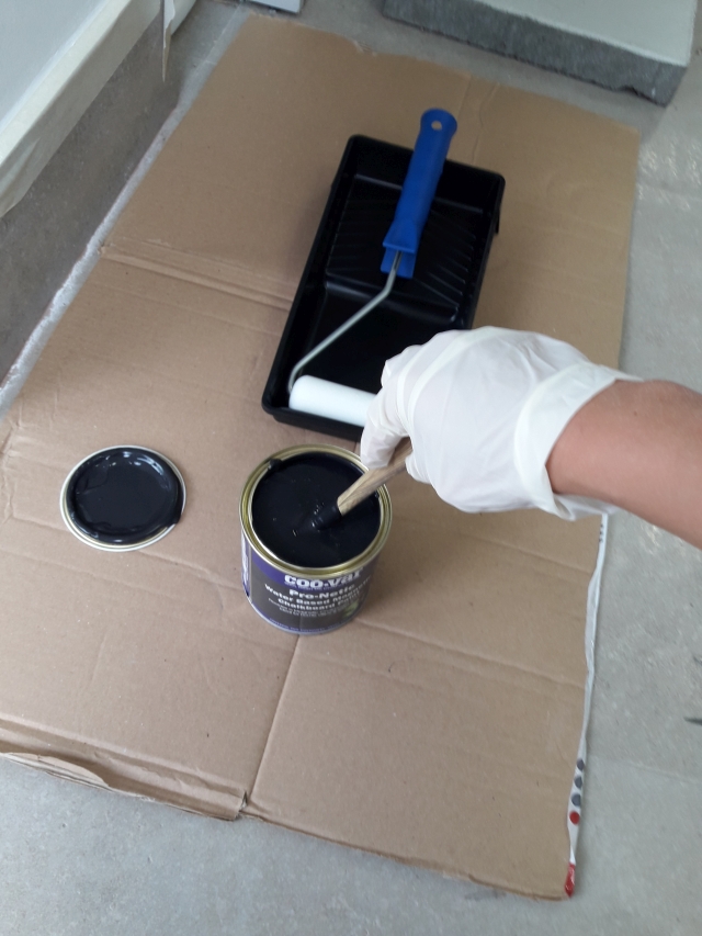 Mieszanie farby przed aplikacją 