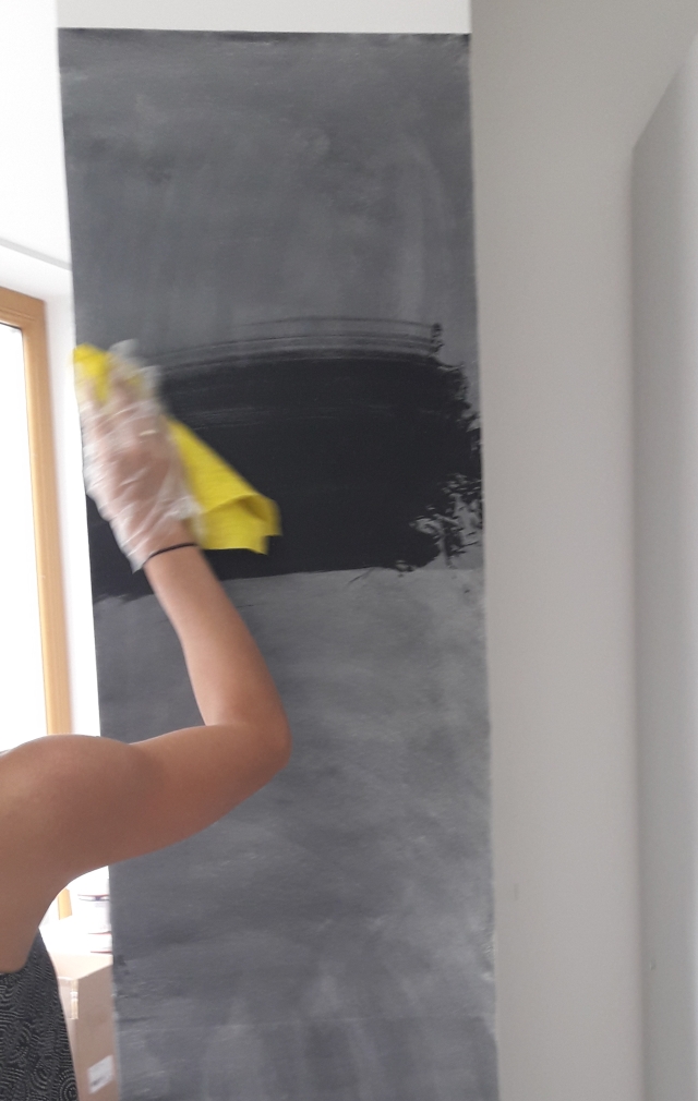 Wycieranie kredy ze ściany za pomocą mokrej szmatki