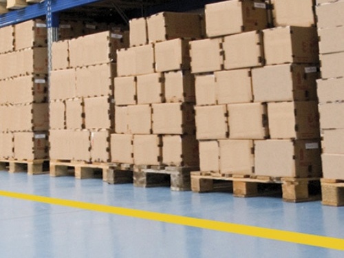 Linie w magazynie namalowane sprayami