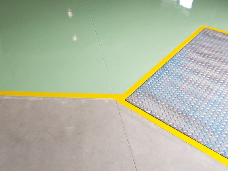 Linie w magazynie namalowane żywicą epoksydową