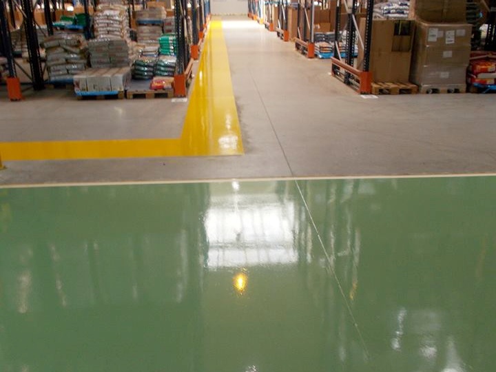 Oznaczenia w magazynie namalowane żywicą epoksydową