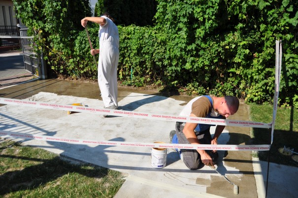 Posadzka odporna na wilgoć Gruntowanie podłoża podkładem odcinającym wilgoć