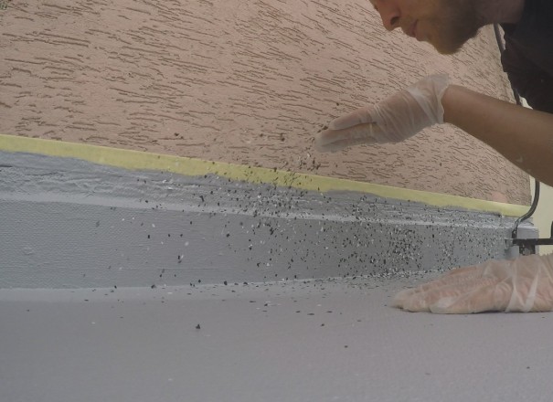 Jak rozsypać płatki? Wdmuchiwanie płatków dekoracyjnych na cokół