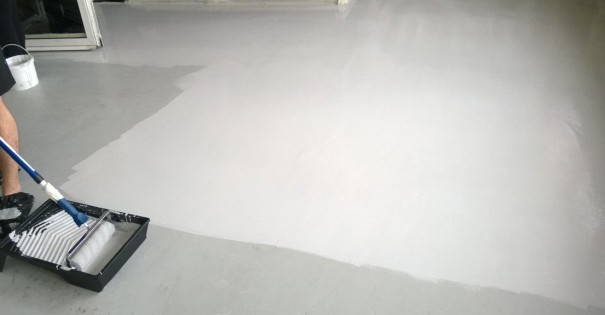 Jak odnowić posadzkę w 24h? Aplikacja szybkoschnącego gruntu epoksydowego
