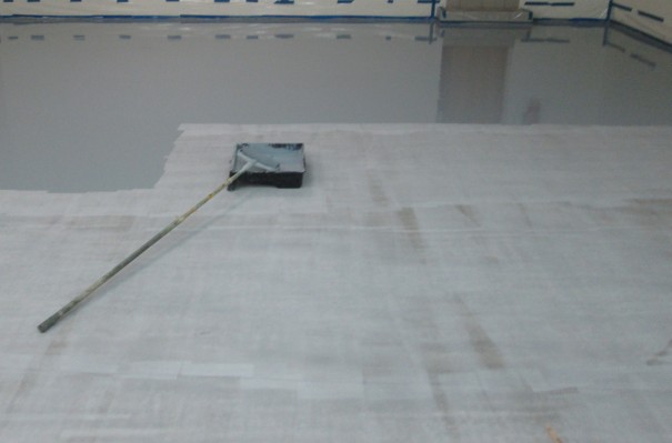 Jak szybko odnowić posadzkę w magazynie? Aplikacja szybkoschnącej żywicy epoksydowej