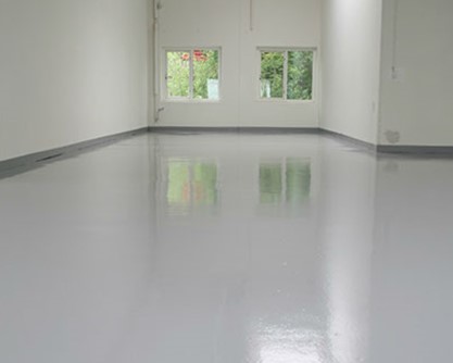 Jak odnowić posadzkę w ciągu doby? Pomalowana posadzka systemem jednoskładnikowym