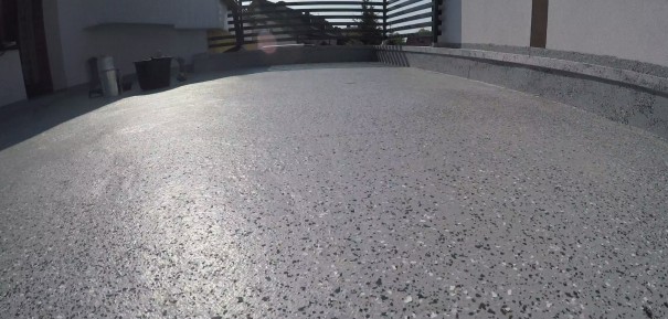 Jak równomiernie rozsypać płatki? Zastosowane płatki dekoracyjne na tarasie