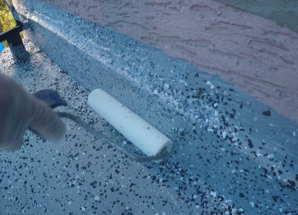 Jak stosować płatki dekoracyjne? Aplikacja lakieru poliuretanowego