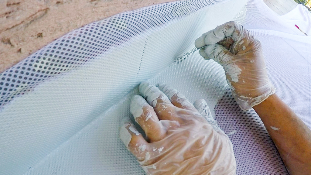 Dokładne dopasowanie włókniny przy cokołach