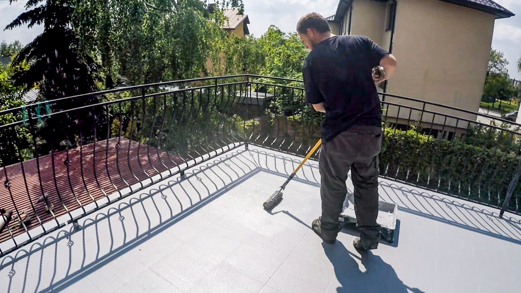 Aplikacja kolejnej warstwy masy uszczelniającej Elastodeck