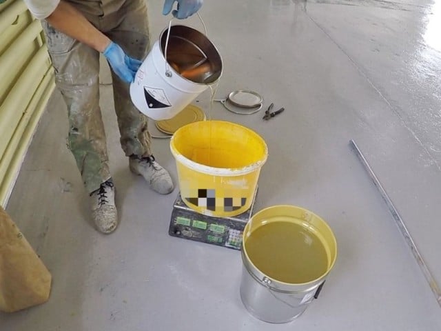 Odmierzanie pożądanej ilości składników żywicy Rompox 1505