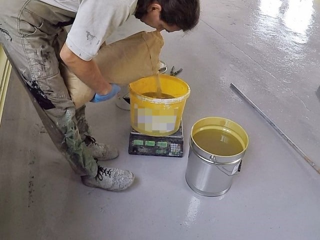 Dodawanie pisku kwarcowego do żywicy 