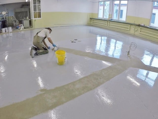 Uzupełnione nierówności w posadzce epoksydowej