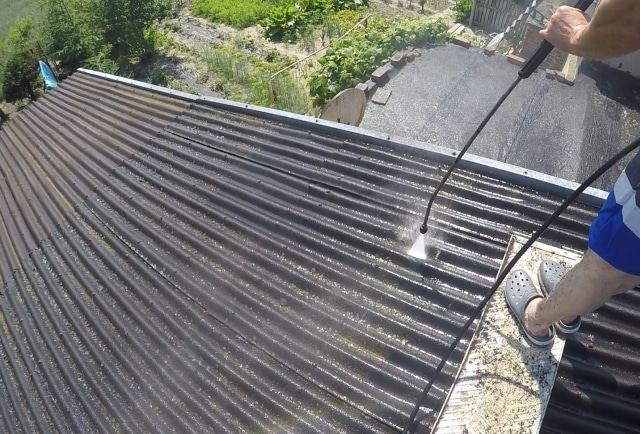 Czym odnowić ondulinę? Przygotowanie podłoża za pomocą myjki ciśnieniowej