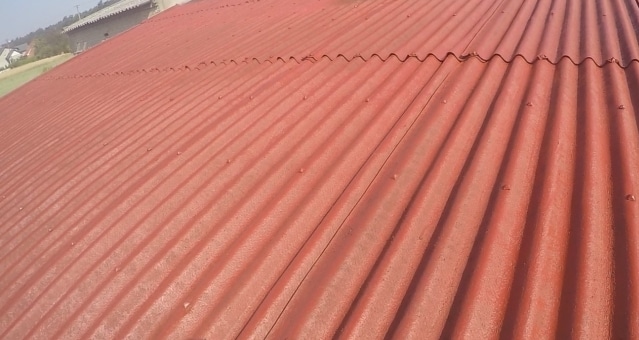 Farba do malowania płyt bitumicznych (onduliny) Dach z płyt bitumicznych