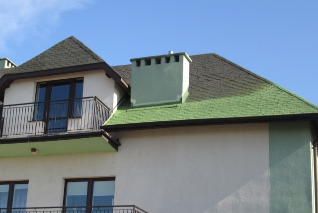 Malowanie gontu bitumicznego Dach w trakcie malowania farbą do gontów bitumicznych