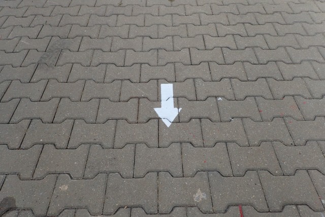 Wymalowany znak przy użyciu farby do malowania linii