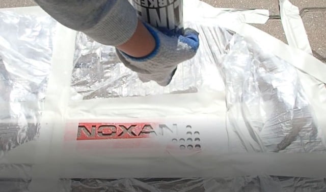 Malowanie sprayem szablonu na posadzce 