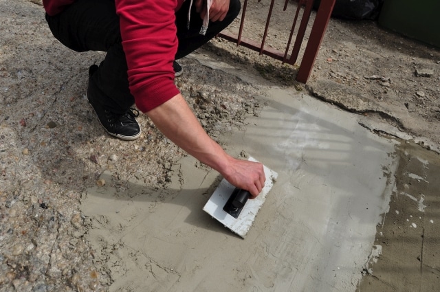 Zaprawa do naprawy posadzki Aplikacja zaprawy na beton