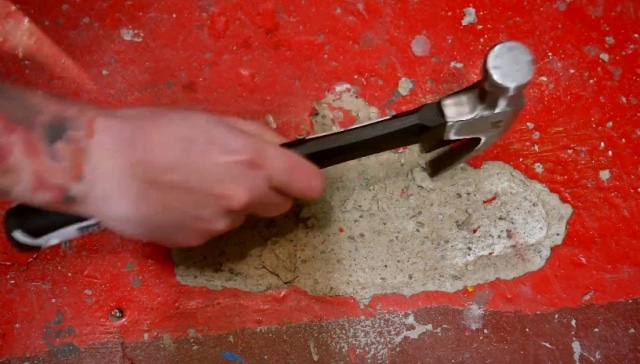Czym wypełnić ubytki w betonie? Zbijanie młotkiem wszystkich niestabilnych elementów